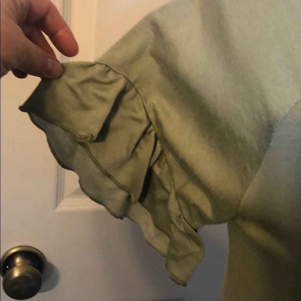 NEW short sleeve scoop neck sage green top - Picture 4 of 8